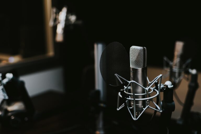 Micro dans un studio d'enregistrement de podcast